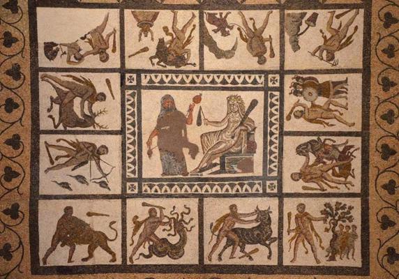 Mozaīka, kurā atveidoti Hērakla 12 varoņdarbi (3. gs.) Spānijas Nacionālajā arheoloģijas muzejā Madridē. 2014. gads.