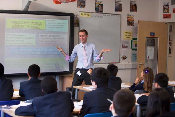 Skolotājs vada vēstures stundu Pimliko akadēmijā, modernā vidusskolā Londonā, 2012. gads.