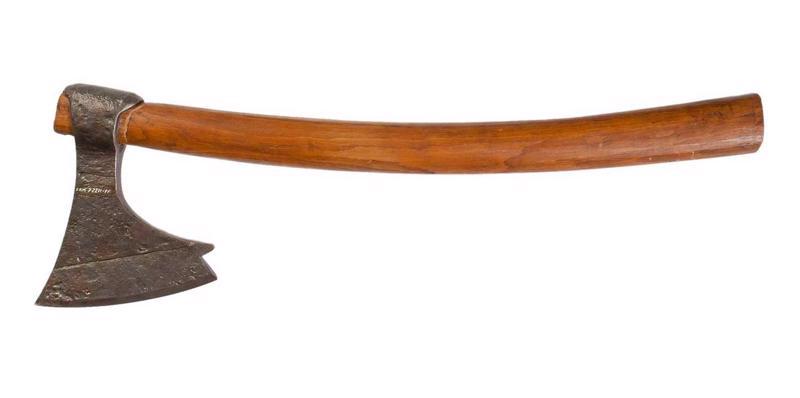 Vikingu cirvis ar liektu koka kātu. 11.–13. gs. Ieroča mūsdienu atdarinājums.