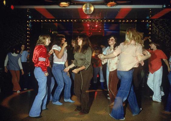 Jaunietes dejo disko ritmos naktsklubā, 20. gs. 70. gadu vidus.
