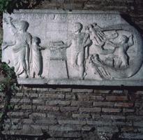 Romiešu reljefs attēlo haruspeksu pie altāra, blakus Herkuless ar nūju, labajā pusē ar Neptūna labvēlību vīri velk zivis. 3. gs.