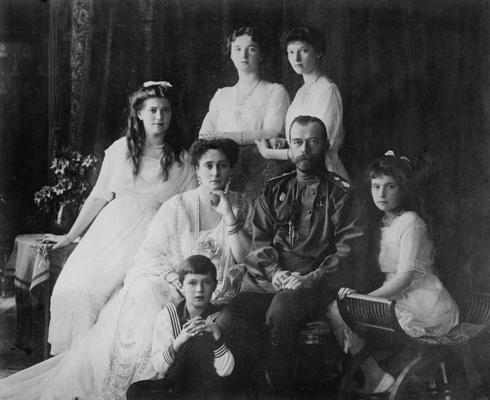 Nikolajs II ar ģimeni.