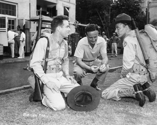Freds Zinnemans (centrā) dod norādījumus aktieriem Montgomerijam Kliftam (Montgomery Clift) un Frenkam Sinatram filmas "No šejienes līdz mūžībai" uzņemšanas laikā. 1953. gads.