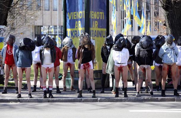 Protesta akcija pret Krievijas armijas īstenoto seksuālo vardarbību un kara noziegumiem Ukrainā pie Krievijas vēstniecības Rīgā. 20.04.2022.