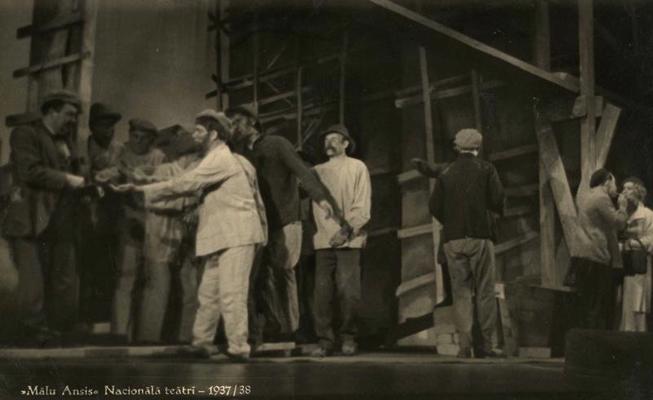 Skats no Erika Ādamsona traģikomēdijas "Mālu Ansis" iestudējuma. Latvijas Nacionālais teātris, Rīga, 1937./1938. gads.
