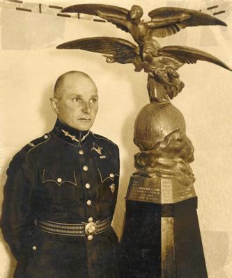 Pulkvedis Jānis Indāns pie Starptautiskās aviatoru līgas balvas. 1934. gads.