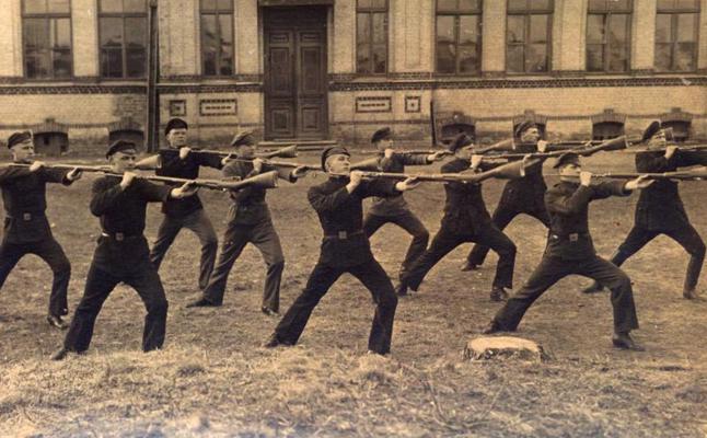 Skolnieku rotas karavīri ieroču apmācības laikā. 06.1919.
