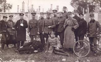 Latvijas armijas Latgales divīzijas štābs kopā ar britu pārstāvjiem Bolderājā. 10.1919.