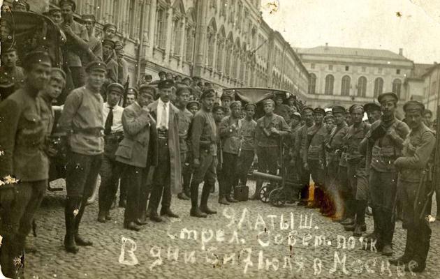 Latviešu strēlnieku padomju divīzijas 9. pulka strēlnieki pēc kreiso eseru sacelšanās apspiešanas Maskavā. 07.07.1918.
