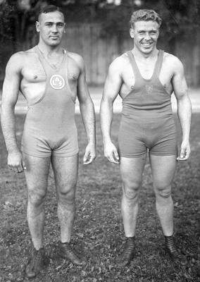 Cīkstoņi Edvīns Bietags (no kreisās) un Alberts Zvejnieks, 1935. gads.