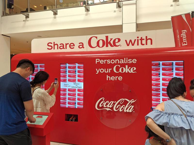 Zīmola Coca-Cola mārketinga kampaņa, kurā pircēji var personalizēt dzēriena Coke iepakojumu. Sidneja, Austrālija, 04.01.2019.
