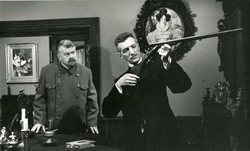 Aina no filmas "Purva bridējs". No kreisās: Frišvagara lomā Kārlis Sebris, barona lomā Valentīns Skulme. 20. gs. 60. gadi.