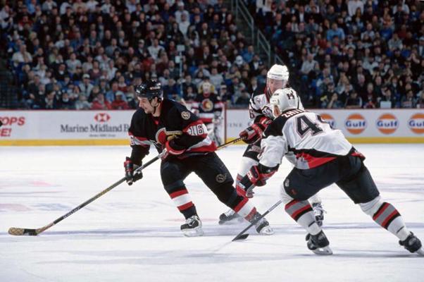 Sergejs Žoltoks (Nr. 16) NHL Austrumu konferences spēlē pret "Buffalo Sabres". Ņujorka, ASV. 17.04.1997.