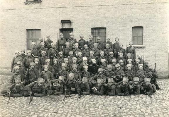 1. Daugavgrīvas latviešu strēlnieku bataljona 3. rotas strēlnieki, vidū rotas komandieris praporščiks Pēteris Dardzāns.
