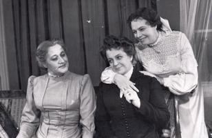 Alma Ābele Olgas lomā, Lilita Bērziņa Mašas lomā, Milda Klētniece Irinas lomā Antona Čehova lugas "Trīs māsas" iestudējumā. 1959. gads.