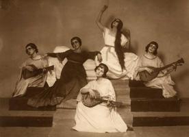 Priekšplānā Elvīra Bramberga Viljama Šekspīra lugā “Otello”. Dailes teātris, Rīga, 1922. gads.
