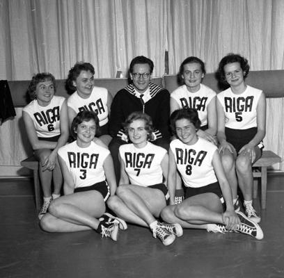"Sporta klubs Rīga" sieviešu basketbola vienība "Daina" kopā ar treneri Ali Strunki. Zviedrija, 1959. gads.
