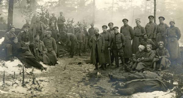 5. Zemgales latviešu strēlnieku bataljona strēlnieki pozīcijās Ķekavas rajonā Marta kauju laikā.