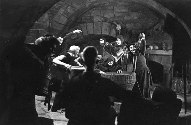 Melnais bruņinieks un Kangars piedalās saktas apburšanā. Filma "Lāčplēsis", 1930. gads.