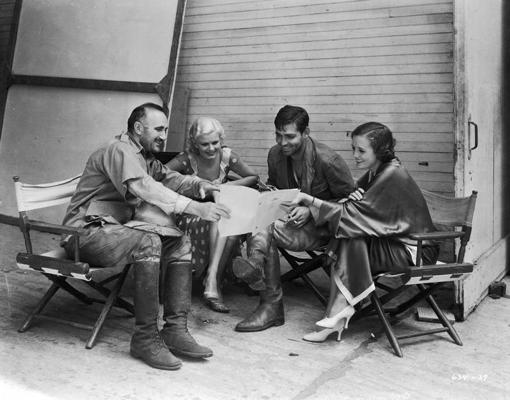 Aktieri (no kreisās) Donalds Krisps (Donald Crisp), Džīna Hārlova, Klārks Geibls un Mērija Astore lasa filmas "Sarkanie putekļi" scenāriju. 26.08.1932.