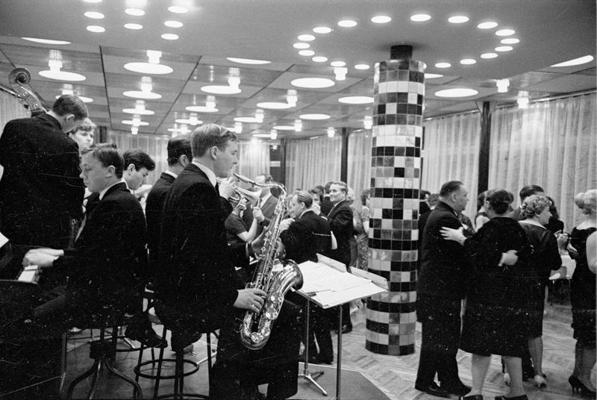 Kafejnīcas-restorāna "Jūras pērle" apmeklētāji. Jūrmala, 1965. gads.