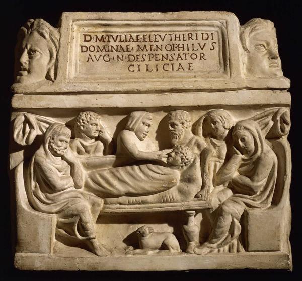 Romiešu civilizācijas urna ar reljefu, kas ataino bēru žēlabas.