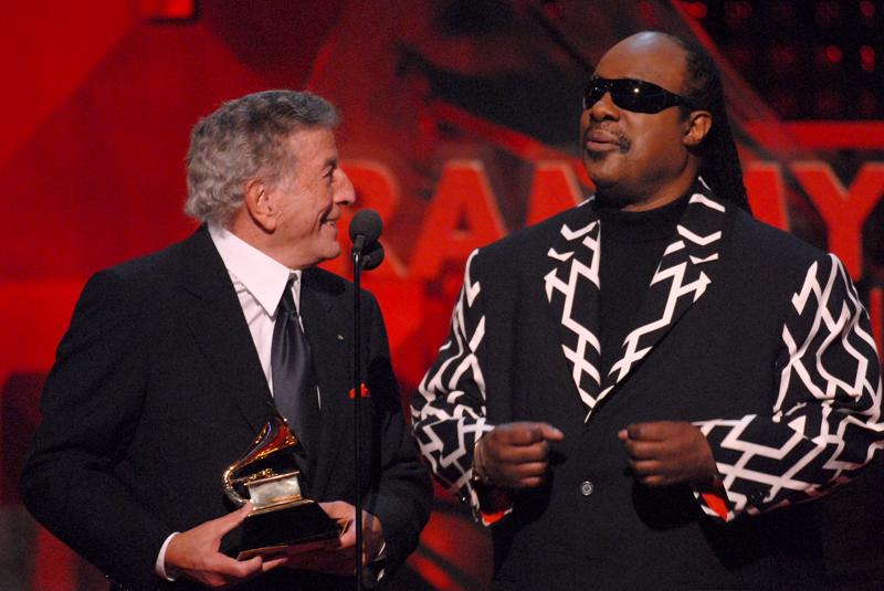 Tonijs Benets (Tony Bennett) un Stīvijs Vonders, saņemot Grammy balvu kategorijā "Labākā popmūzikas sadarbība ar vokālu" par dziesmu "For Once in My Life". Losandželosa, 2007. gads.