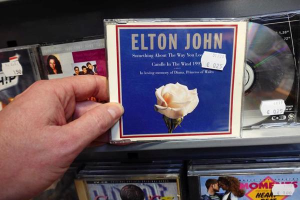 Eltona Džona singls Candle in the Wind. Nīderlande, 02.2020.