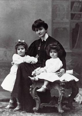 Alma Mālere-Verfela ar meitām Mariju Annu un Annu Justīni. 1906. gads.