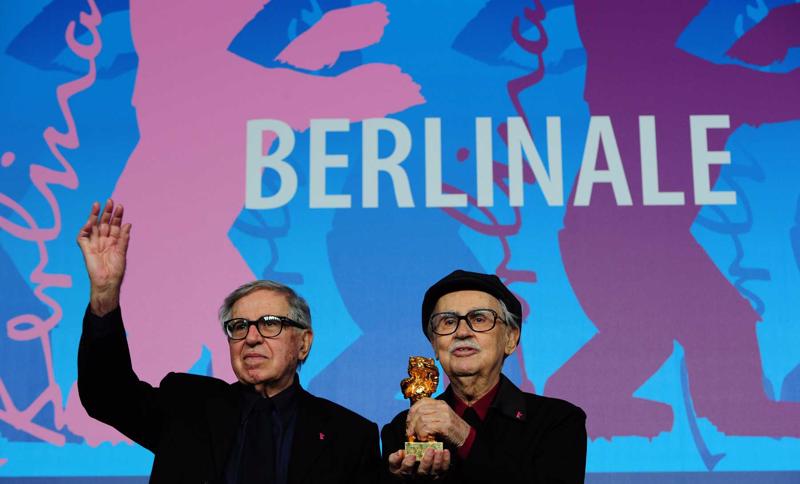 No kreisās: Paolo un Vitorio Taviani ar balvu "Zelta lācis" par filmu "Cēzaram ir jāmirst". Berlīne, 18.02.2012.