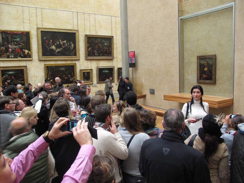 Luvras muzeja apmeklētāji drūzmējas pie Leonardo da Vinči gleznas "Mona Liza". Parīze, 2012. gads.