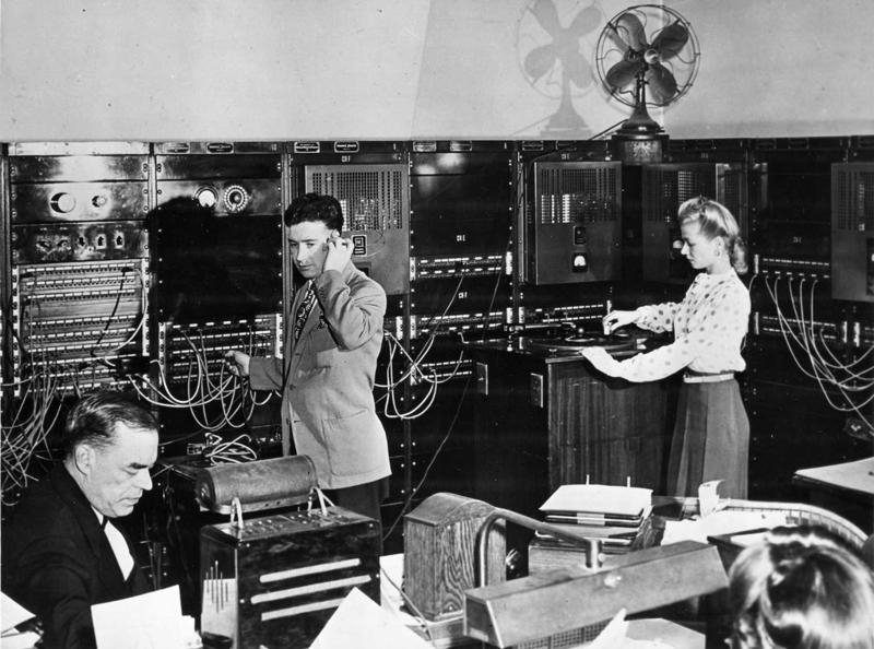Operatori Muzak vadības telpā uzrauga fona mūzikas programmas un veic nepieciešamās korekcijas. Ņujorka, ASV, 1950. gads.