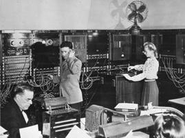 Muzak mūzikas programmu kontroles operatoru telpa, kurā uzrauga fona mūzikas programmas un veic to pielāgojumus. Ņujorka, ASV, 1950. gads.