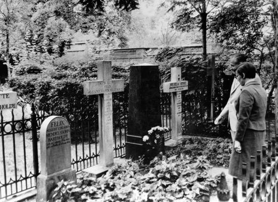 Fēliksa Mendelsona kapavieta ģimenes kapos Berlīnes (Kreicbergas apkaimes) Svētās Trīsvienības kapsētā I. Vācija, 1962. gads.