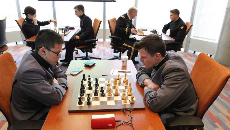 ASV Militārās akadēmijas kadeti un kadeti no Kanādas Karaliskās militārās koledžas tiekas šaha turnīrā. Džefersona zāle, 24.01.2015.