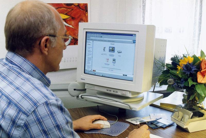 Vīrietis izmanto Netscape Navigator interneta pārlūkprogrammu. Vācija, 1997. gads.