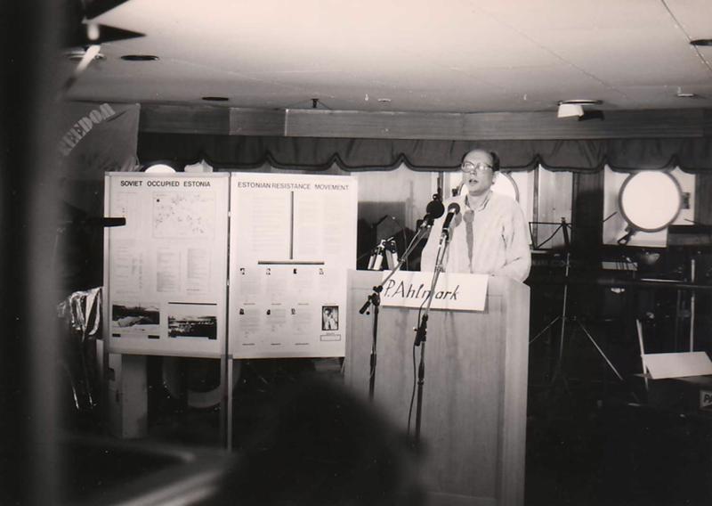 Bijušais Zviedrijas ministru prezidenta vietnieks Pērs Ālmarks uzrunā klausītājus Baltijas Brīvības un miera kuģa brauciena laikā. 27.07.1985.