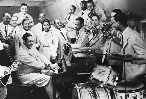 Djūks Elingtons kopā ar Aiviju Andersoni un orķestri. Losandželosa, 1943. gads.