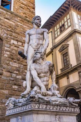 Bačo Bandinelli (Baccio Bandinelli) veidotā skulptūra, kurā redzams Herkuless divkaujā ar Kāku. Florence, Itālija, 2017. gads.
