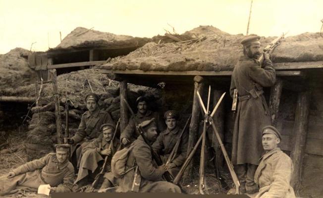 4. Vidzemes latviešu strēlnieku bataljona karavīri ierakumos. Strēlniekiem japāņu Arisakas sistēmas 1905. gada parauga šautenes Tip 38 ar 1897. gada parauga durkļiem. 