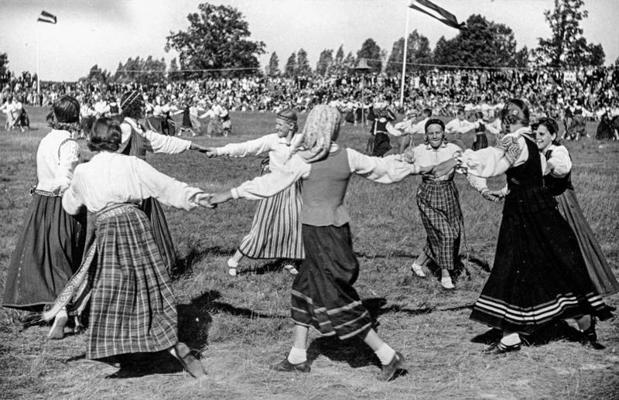 Tautas deju priekšnesumi Bērnu svētkos Saules dārzā. Rīga, 13.06.1937.