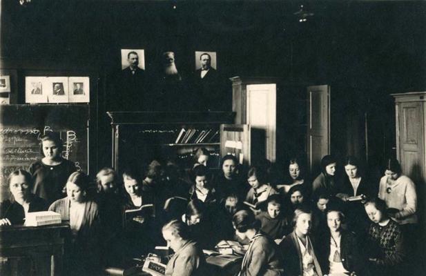 No kreisās pirmā – Rīgas 2. ģimnāzijas skolotāja Anna Bērzkalne. 20. gs. 20. gadi.