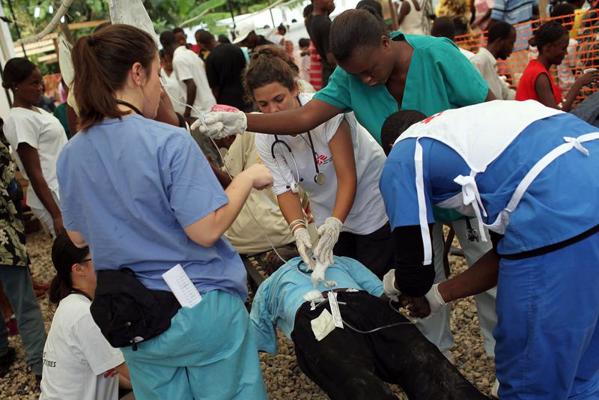 Starptautiskās bezpeļņas organizācijas "Ārsti bez robežām" (Doctors Without Borders/Médecins Sans Frontières) medmāsas un ārsti palīdz holeras pacientam Haiti valdības vadītajā slimnīcā. Senmarka, Haiti, 06.11.2010.