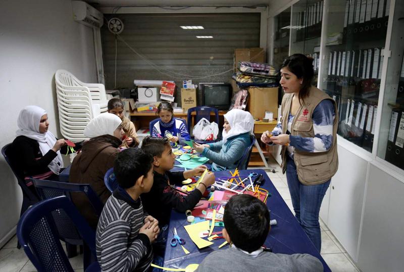 Psiholoģe vada mākslu terapijas nodarbību sīriešu bēgļu bērniem, lai palīdzētu viņiem pārvarēt kara radītās psiholoģiskās traumas. Libāna, 2016. gads.