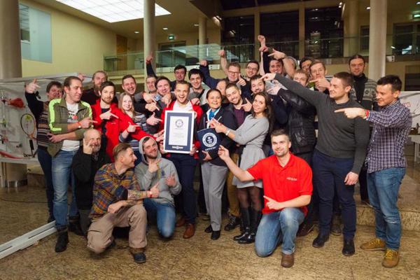 Uzņēmums Scandiweb darbinieki, saņemot diplomu par Ginesa pasaules rekordu. Rīga, 2016. gads.