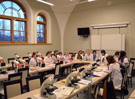 Rīgas Stradiņa universitātes Anatomijas un antropoloģijas institūta kupola mikroskopijas klase.