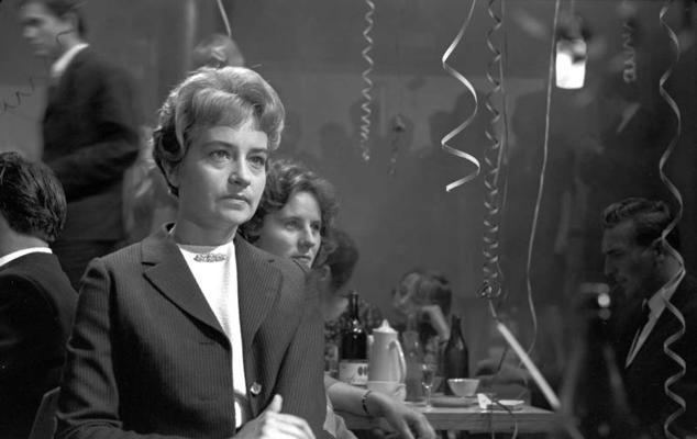 Dina Kuple Anitas Sondores lomā Rolanda Kalniņa spēlfilmā "Četri balti krekli" (Elpojiet dziļi...). 1967. gads.