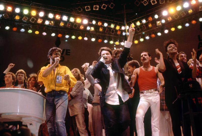  Live Aid koncertakcijas noslēgumā uz skatuves Džordžs Maikls, U2 solists Bono, Queen solists Fredijs Merkūrijs un citi mūziķi. Vemblija stadions, Londona, 13.07.1985. 