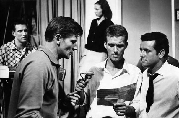 No kreisās: Cēzars Kalniņš (Uldis Pūcītis), Ralfs (Pauls Butkēvičs), Miervaldis Tralmaks (Arnolds Liniņš) filmā "Elpojiet dziļi... (Četri balti krekli)". 1967. gads.