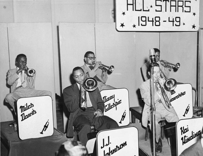 Mailzs Deiviss (no kreisās) ar Diziju Gilespiju (Dizzy Gillespie), Fetsu Navarro (Fats Navarro), Džeimsu Džonsonu (James Louis Johnson) un Kaju Vindingu (Kai Winding). 1949. gads.